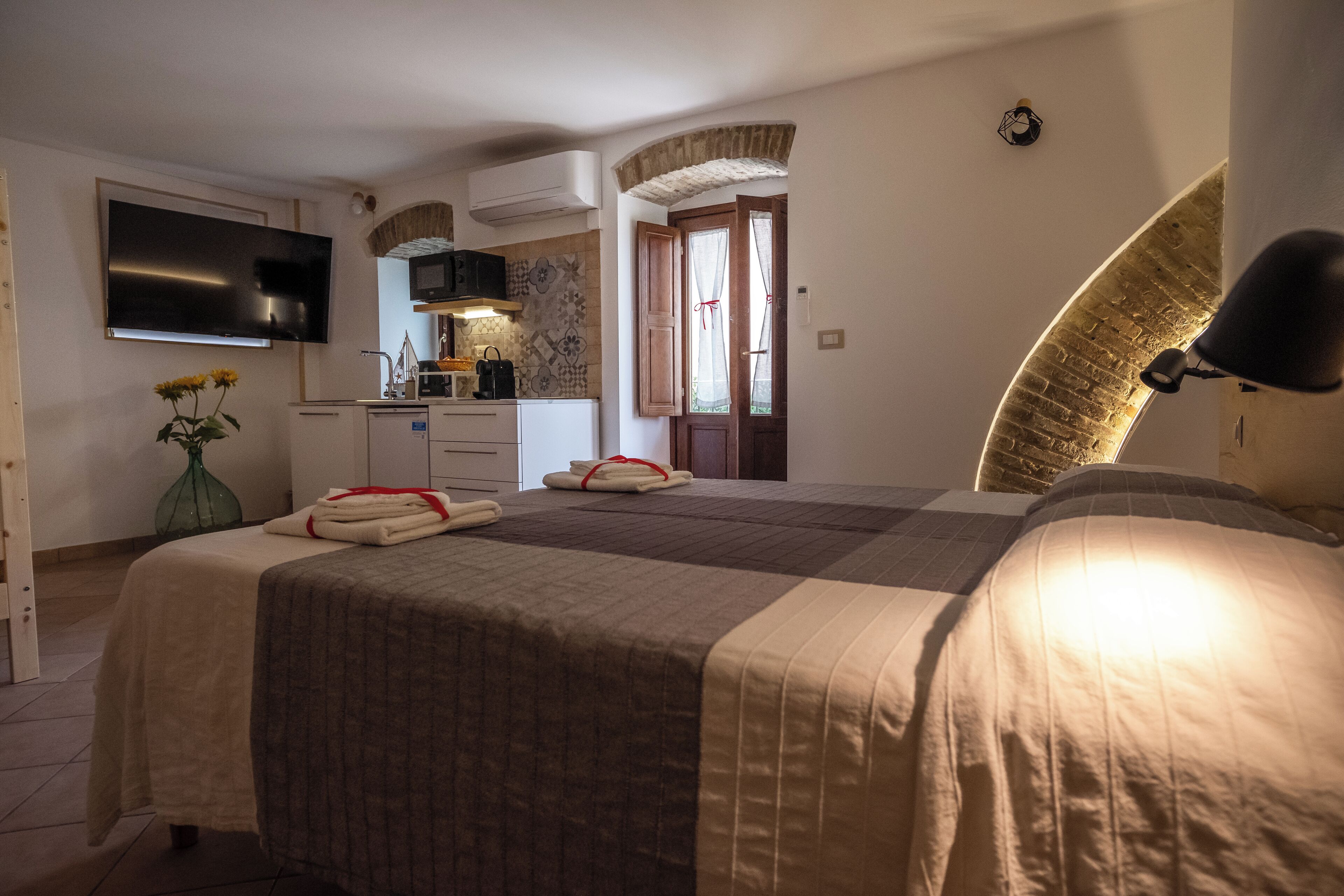 Ropa de cama de alta calidad, minibar y decoración personalizada 