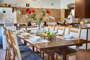 Petit déjeuner buffet (5.00 EUR par personne)