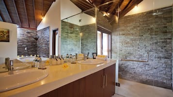 Baignoire et douche séparées, articles de toilette gratuits