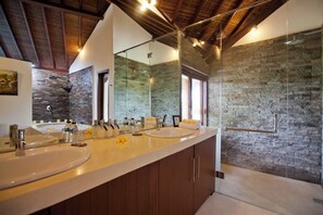 Baignoire et douche séparées, articles de toilette gratuits