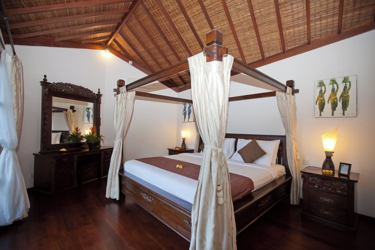 Zimmersafe, Schreibtisch, Verdunkelungsvorhänge, Bügeleisen/Bügelbrett