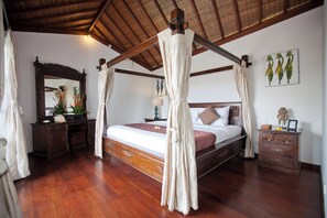 Coffre-fort, bureau, rideaux d’obscurcissement