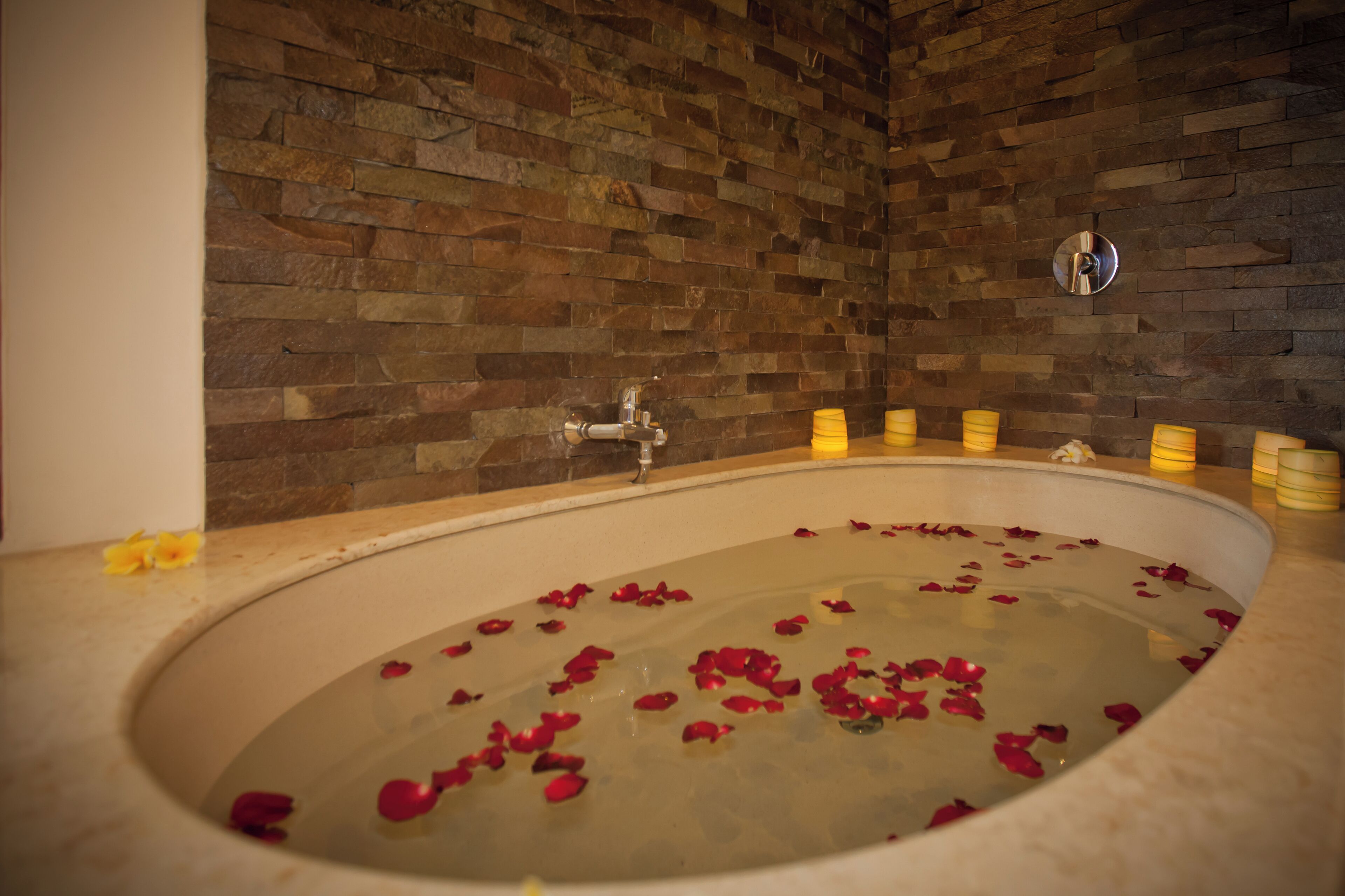 อ่างอาบน้ำและฝักบัวแยกจากกัน, ของใช้ในห้องน้ำฟรี, ไดร์เป่าผม