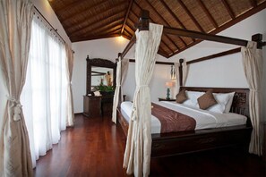 Villa, 3 Bedrooms, Private Pool, Pool View | Peti besi dalam bilik, meja, langsir/tirai gelap terus 