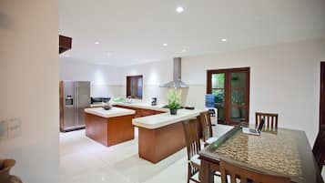 Refrigerador con freezer, microondas, placa de cocina, cafetera/tetera