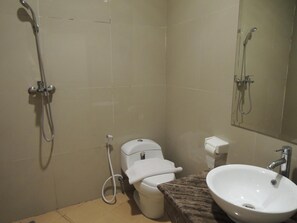 Ducha, artículos de higiene personal gratuitos y toallas