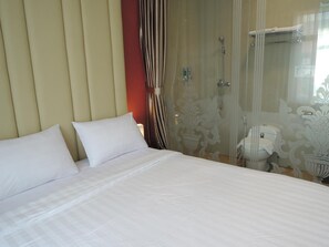 In-room safe, desk, soundproofing, iron/ironing board - Hotel 55 (Jakarta)