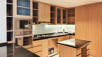 Residence Suite | Private kitchen | Fridge, electric kettle