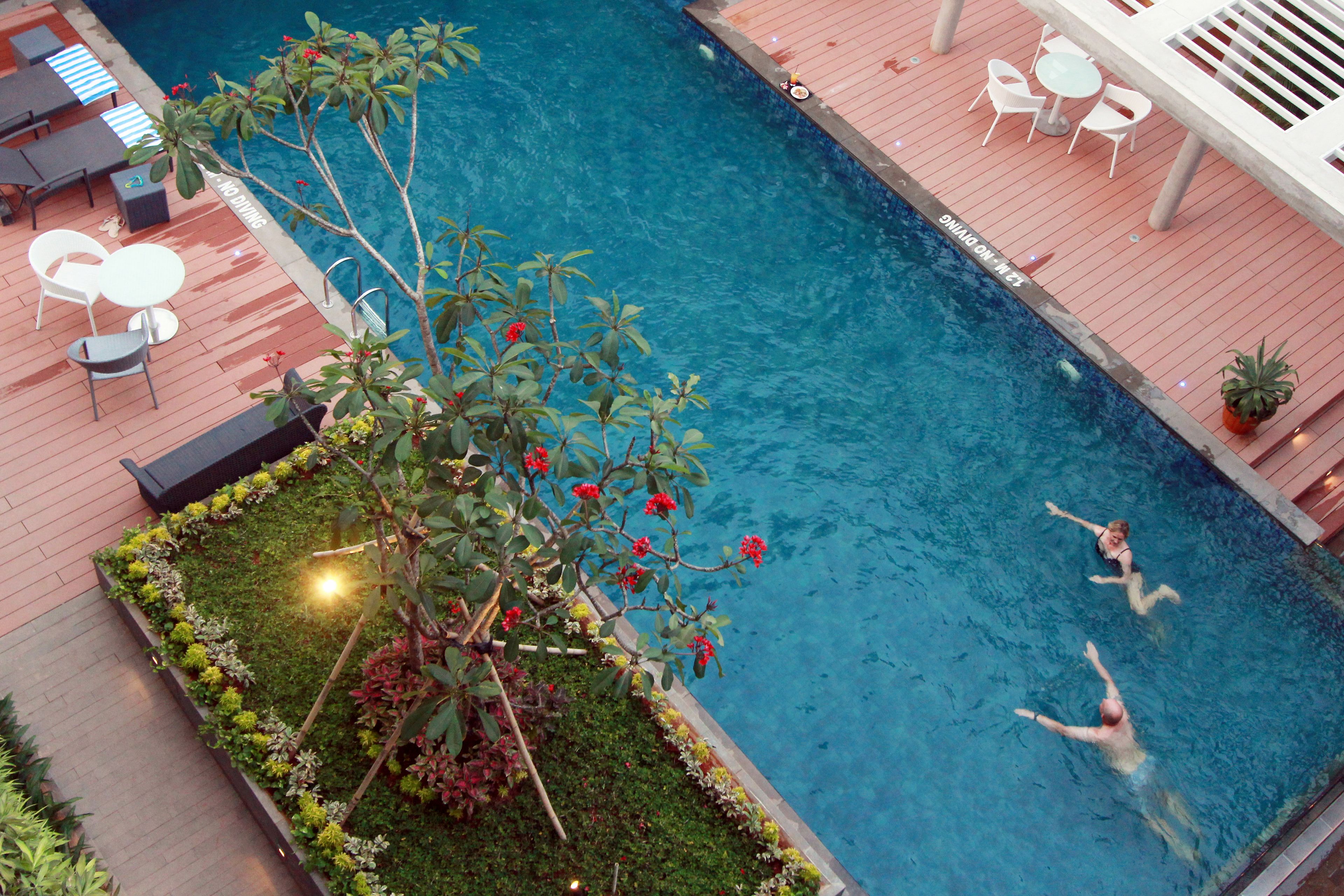 Hồ bơi ngoài trời