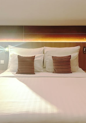Boutique Deluxe King | In-room safe, desk, laptop workspace, soundproofing - Ra Premiere Simatupang (Jakarta)