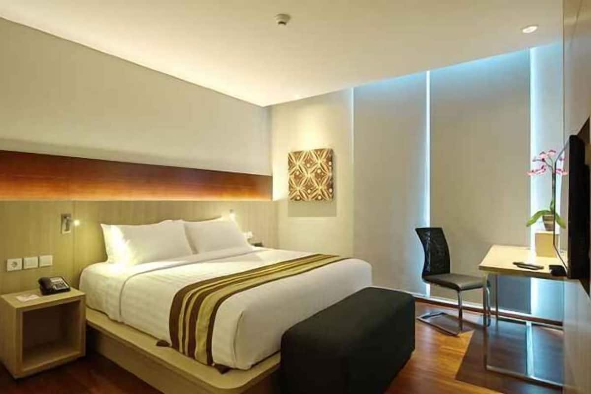 In-room safe, desk, laptop workspace, soundproofing