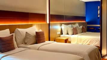 Habitación doble Deluxe | Caja de seguridad en la habitación y escritorio