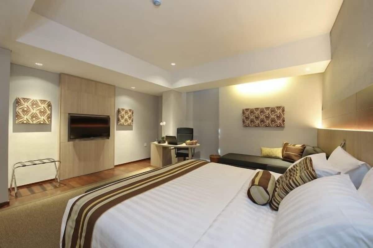 In-room safe, desk, laptop workspace, soundproofing