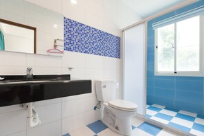 Regadera, amenidades de baño gratuitas, secadora de cabello, toallas 