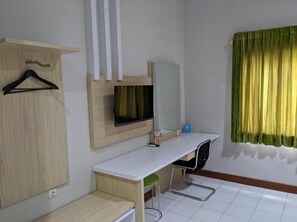 Premium bedding, desk, soundproofing, rollaway beds - Twin Star (Surakarta)
