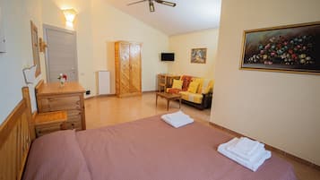 Quadruple Room | Desk, cribs/infant beds, bed sheets