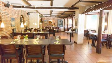 朝食 (ビュッフェ)、毎日提供 (無料)