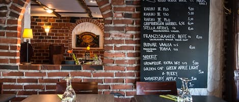 Lunch and dinner served, international cuisine