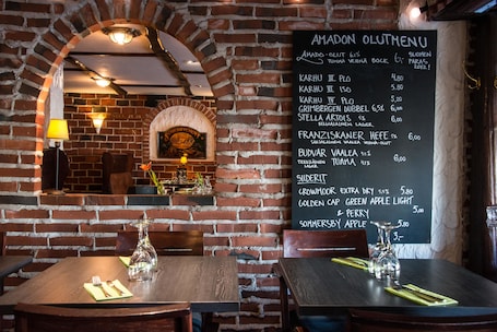 Lunch and dinner served, international cuisine