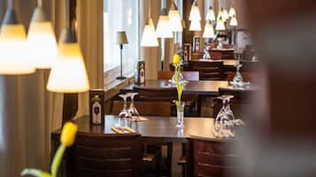 ランチ、ディナーに営業 (多国籍料理)