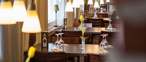 Lunch and dinner served, international cuisine