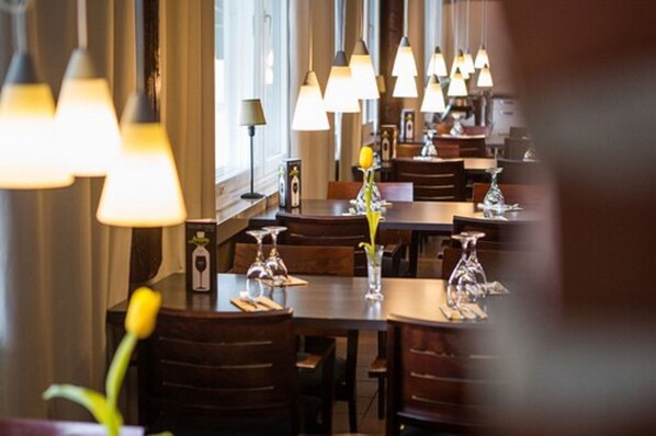 Déjeuner et dîner servis sur place, spécialités Cuisine internationale