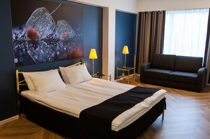 Escritorio, wifi gratis y ropa de cama 