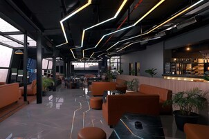 朝食、ランチ、ディナーに営業 (多国籍料理)