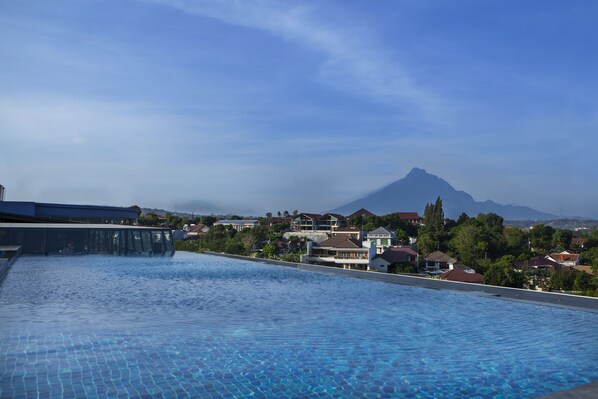 Outdoor pool - Grand Edge Hotel Semarang (Semarang)