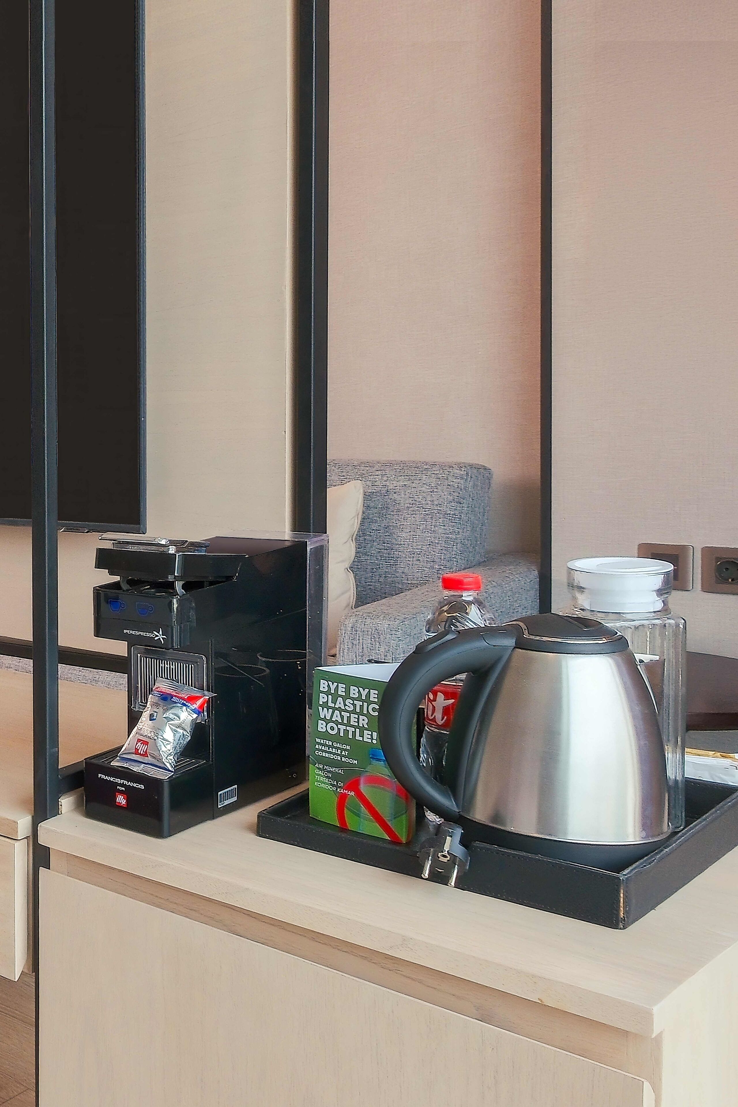 Espai per fer cafè amb cafetera, búl·loter i ampolla d'aigua.