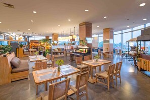 Breakfast, lunch, dinner served; international cuisine - Grand Edge Hotel Semarang (Semarang)