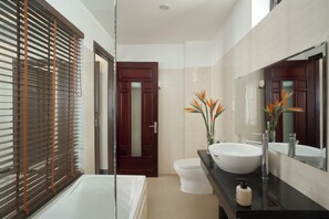 Two Bed-room Family Pool view with Balcony | Baño | Ducha, artículos de higiene personal gratuitos y secador de pelo