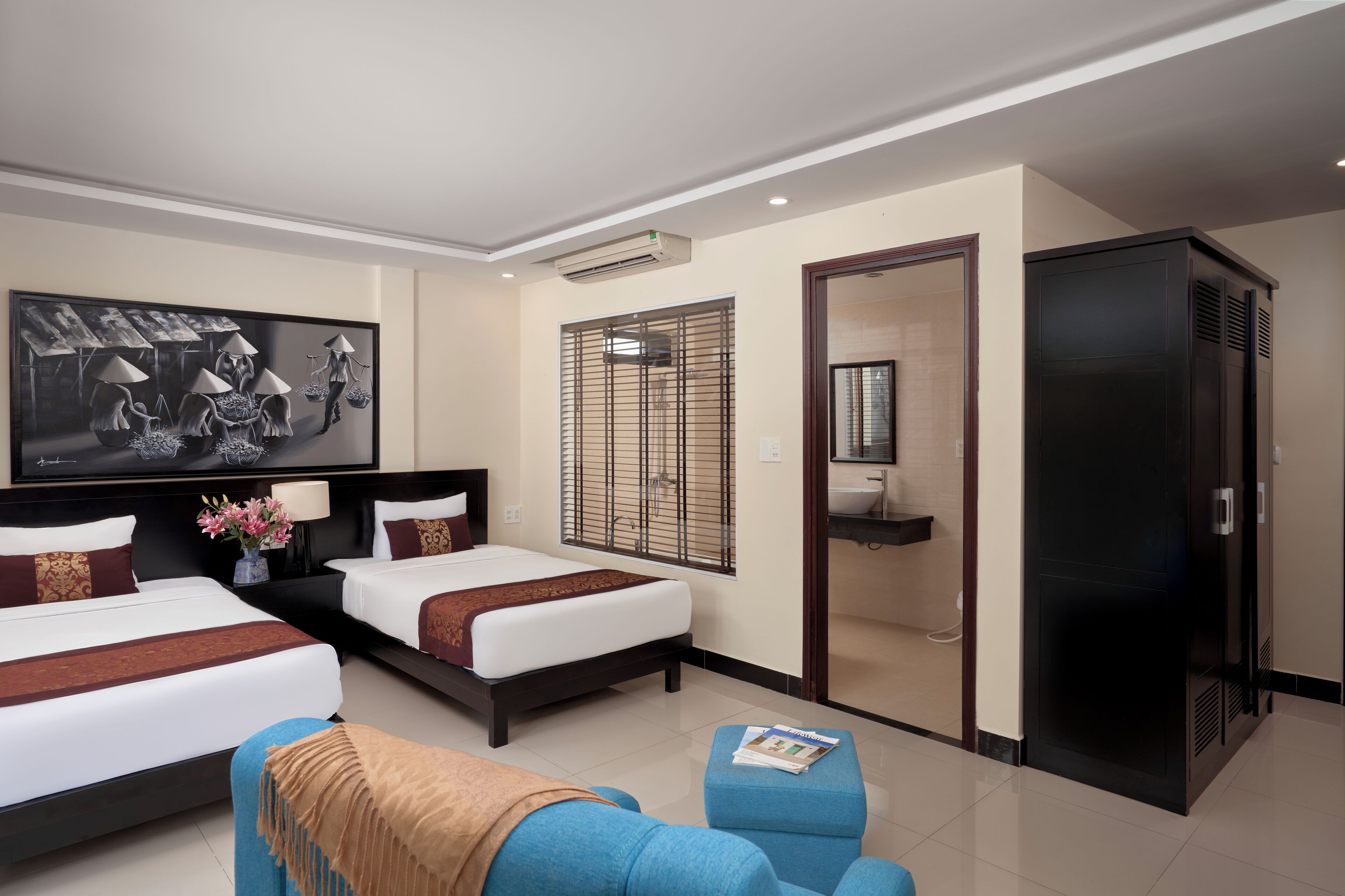 Habitación de hotel con dos camas, un cuadro grande, una ventana con persianas, un baño y un armario.