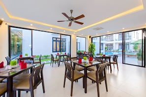 Se sirven desayunos, almuerzos y cenas; con vista al jardín