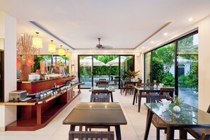 供应早餐、午餐和晚餐，花园景观