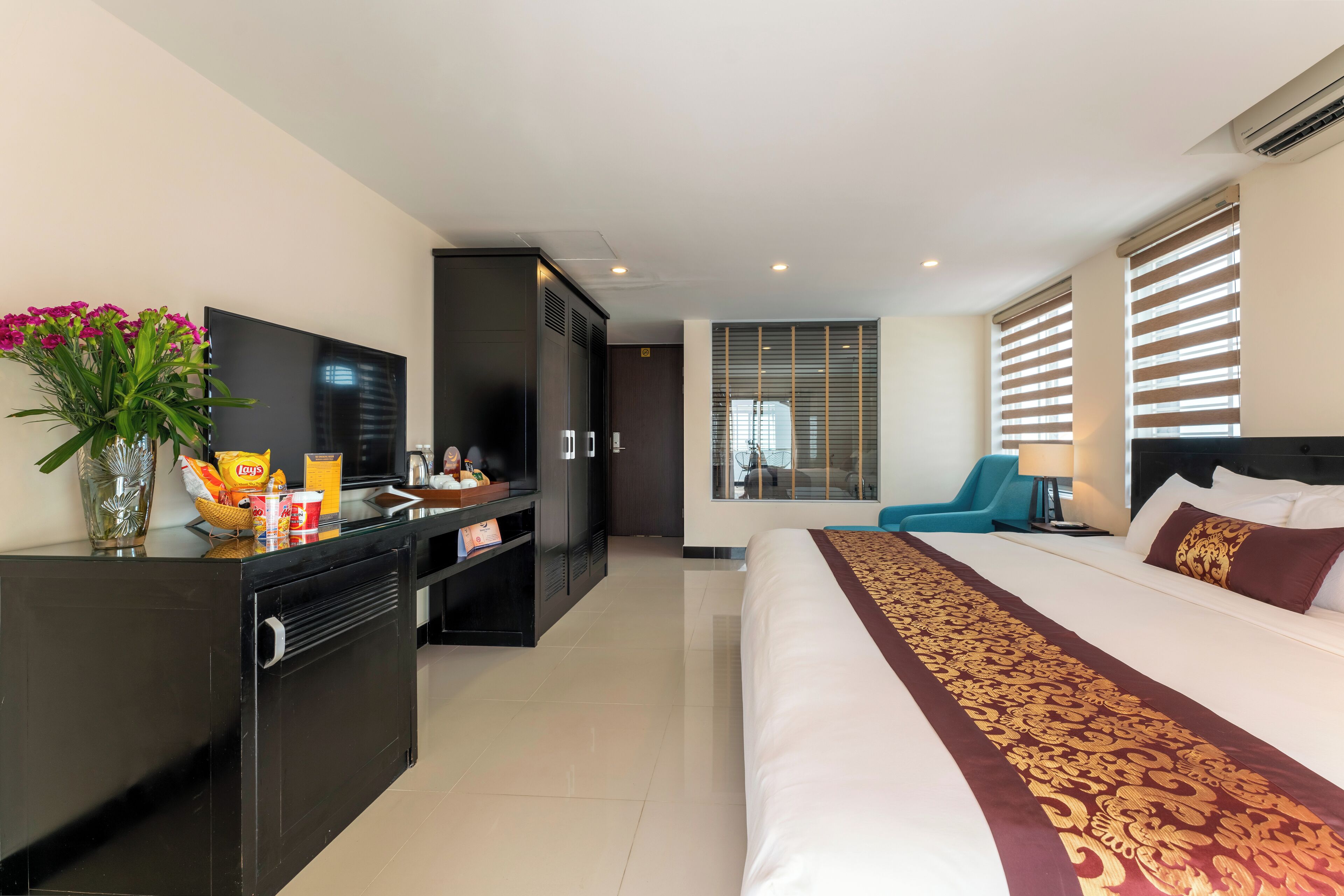 deluxe double or twin room, balcony with view | 2 bedrooms, minibar, individually decorated, individually furnished