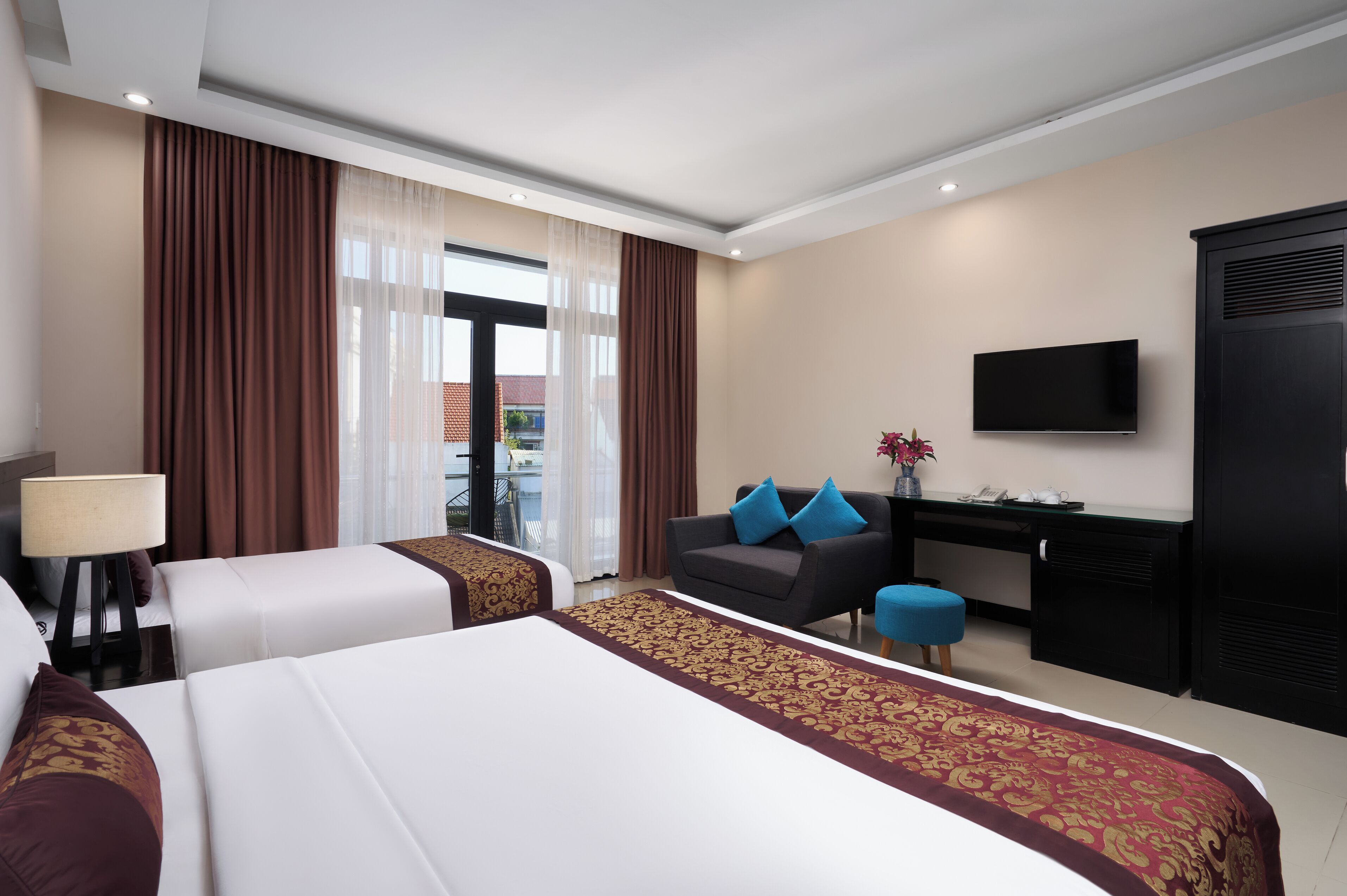 Minibar, skrivebord, skrivebord for bærbar PC og lydisolert