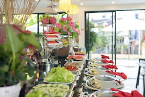 Breakfast, lunch, dinner served; garden views