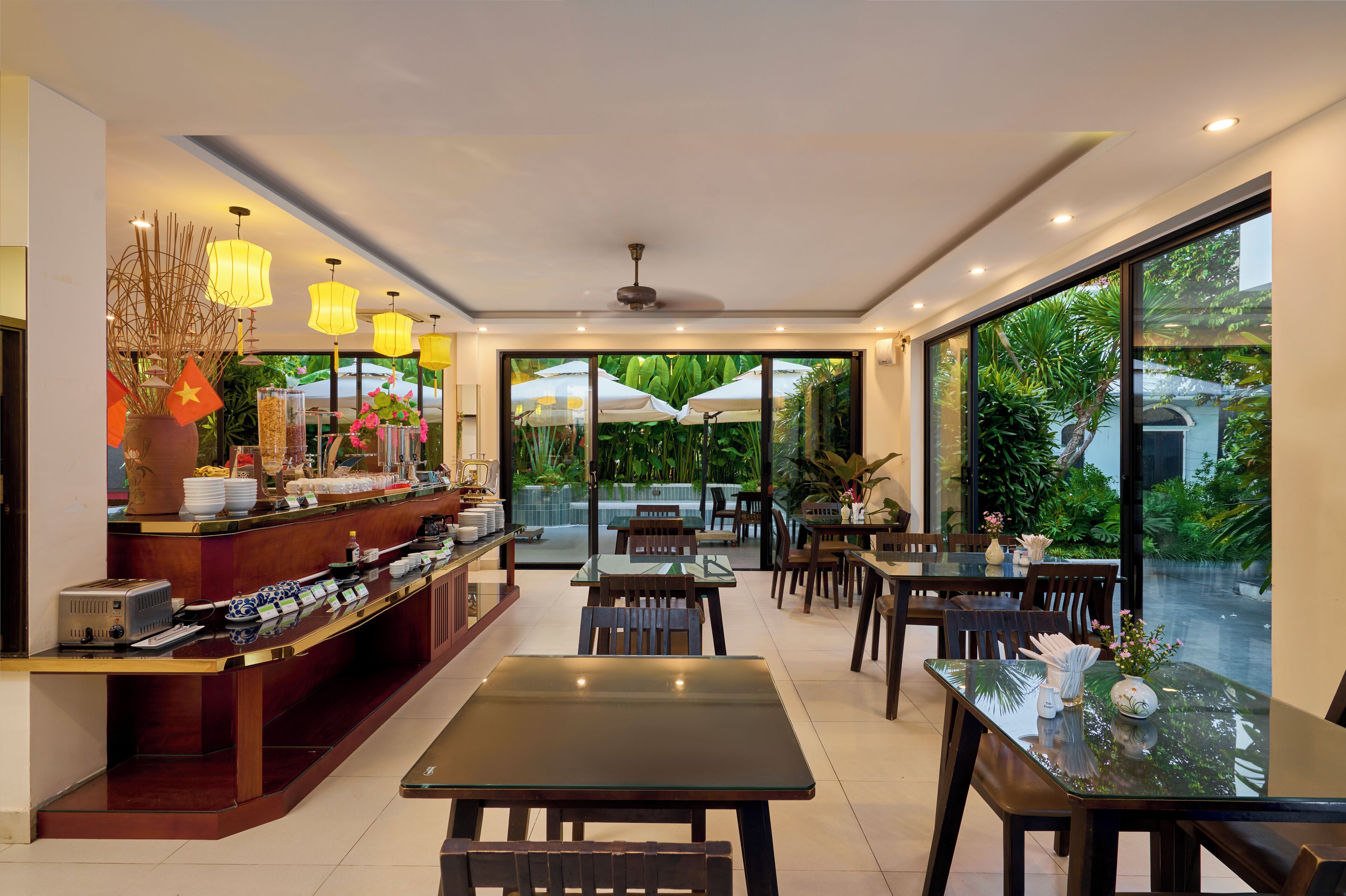 Breakfast, lunch, dinner served; garden views