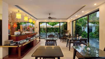 Serviço de café da manhã, almoço, jantar; vistas para o jardim