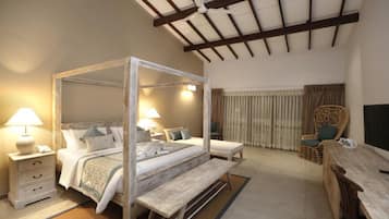 Caja de seguridad en la habitación y escritorio