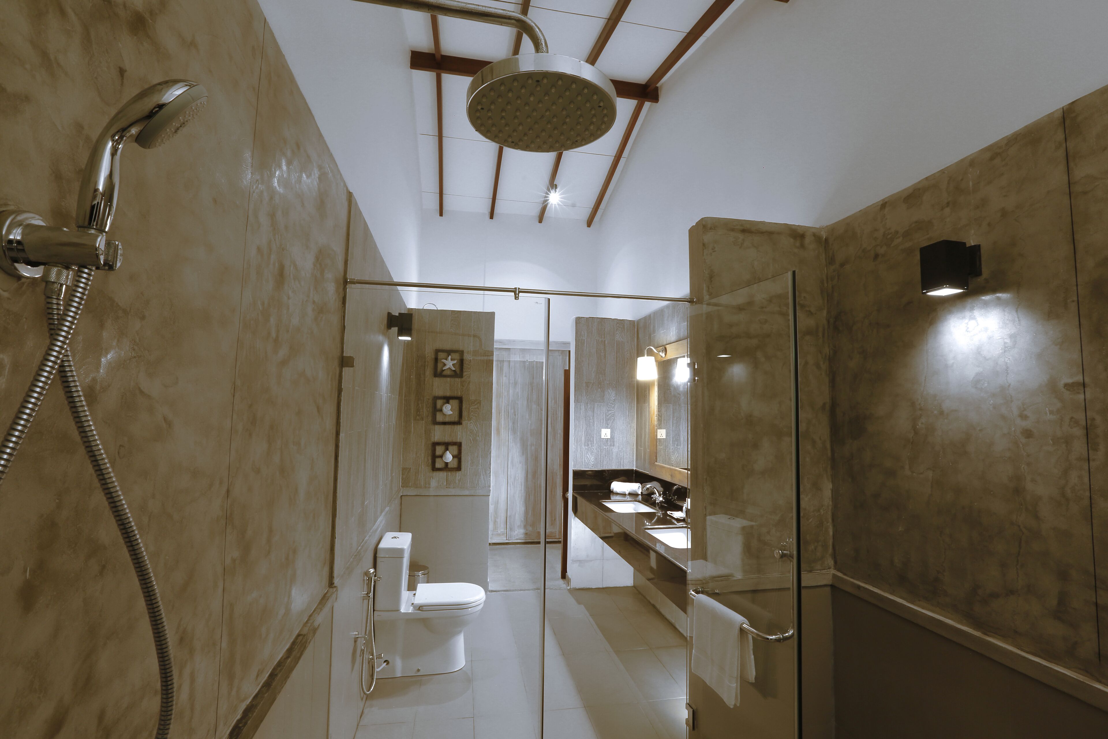 Een douche, gratis toiletartikelen, een bidet, handdoeken
