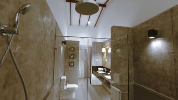 Een douche, gratis toiletartikelen, een bidet, handdoeken