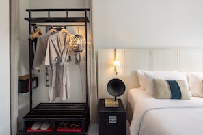 Serene | ตู้นิรภัยในห้องพัก, โต๊ะทำงาน, ผ้าม่านกันแสง, เตารีด/โต๊ะรีดผ้า