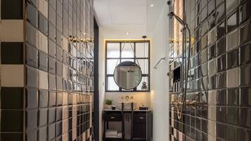 Serene | Banheiro | Chuveiro com efeito de chuva, produtos de toalete grátis