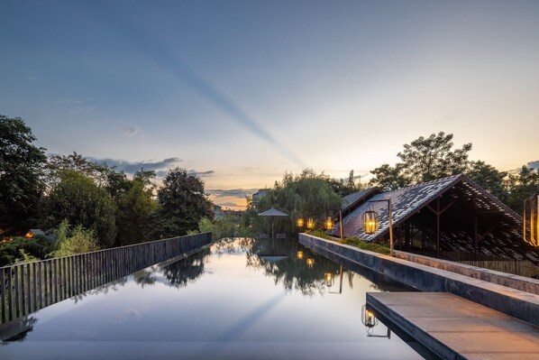 Outdoor pool, sun loungers - Hotel Ping Silhouette (Chiang Mai)