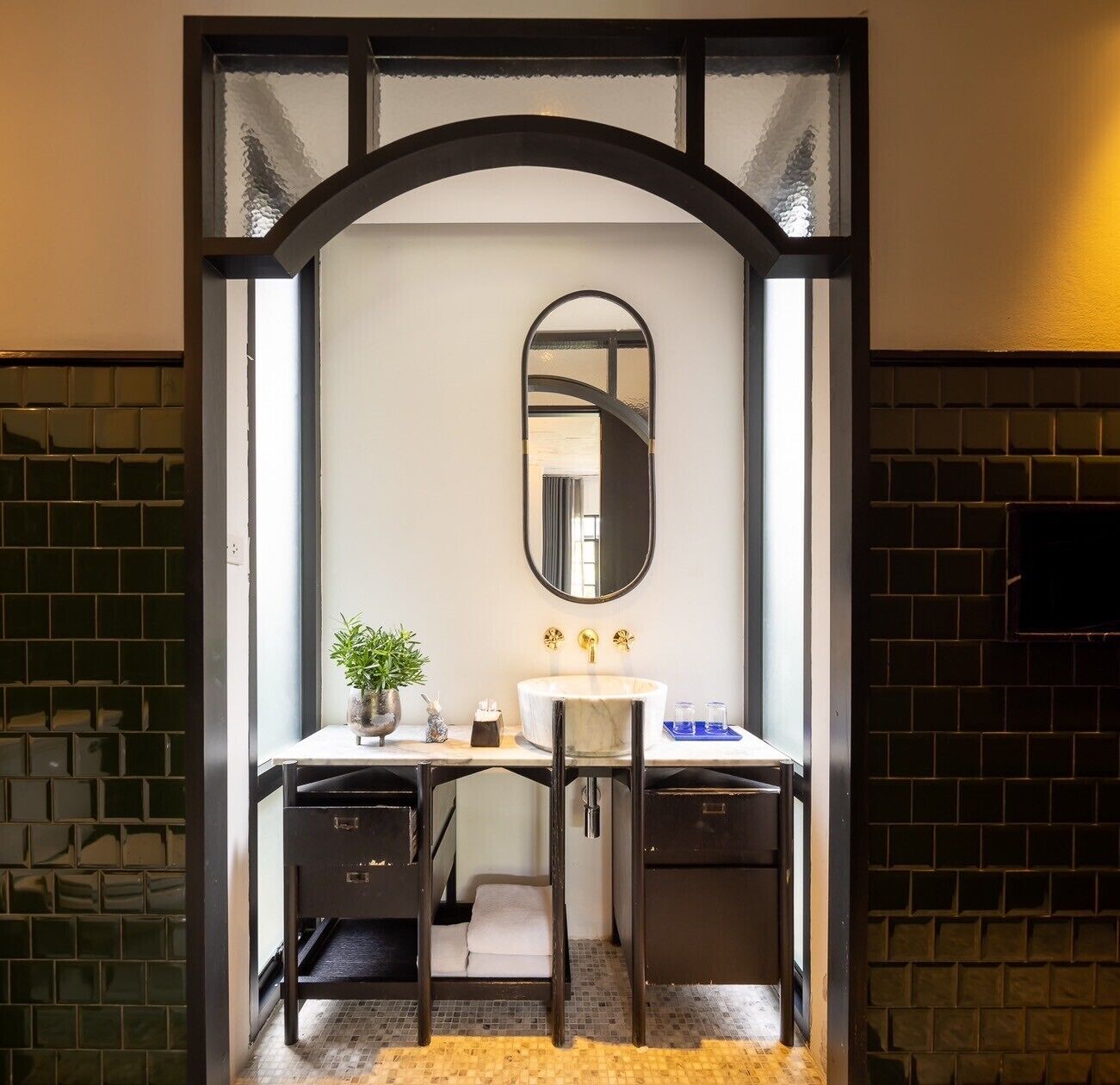 خزنة داخل الغرفة ومكتب وستائر تعتيم ومكواة/لوح كي