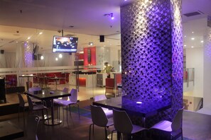 Breakfast, lunch, dinner served; international cuisine  - Redstar Hotel (Jakarta)