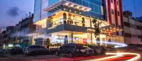 Depan hartanah - siang/malam
