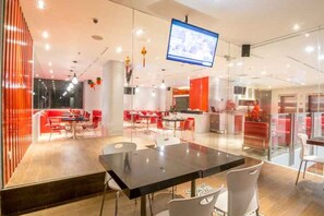 Se sirven desayunos, almuerzos y cenas; cocina internacional